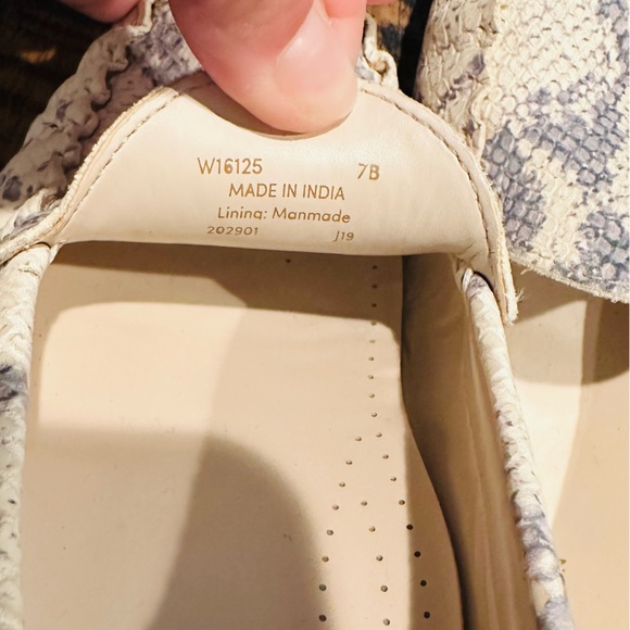 COLE HAAN Evelyn Leather Driver Loafers GREY AND WHITE SNAKE PRINT SIZE 7 - Picture 4 of 9